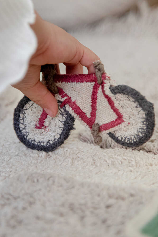 bicicletta di pezza e primo pano mano bimbo