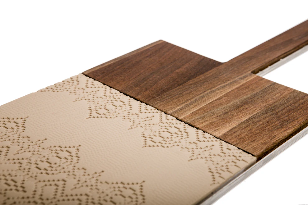 dettaglio tagliere legno porcellana