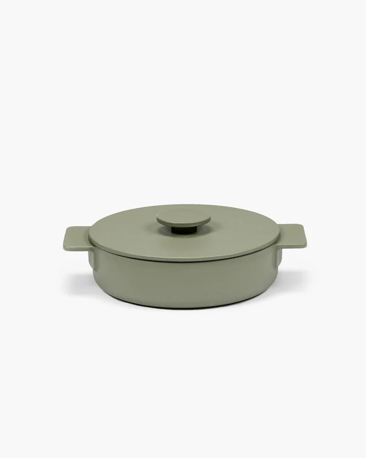 casseruola in ghisa color verde militare vista di lato