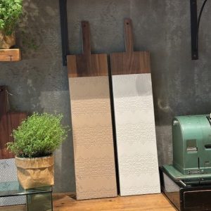 foto dei due taglieri intaglio in primo piano