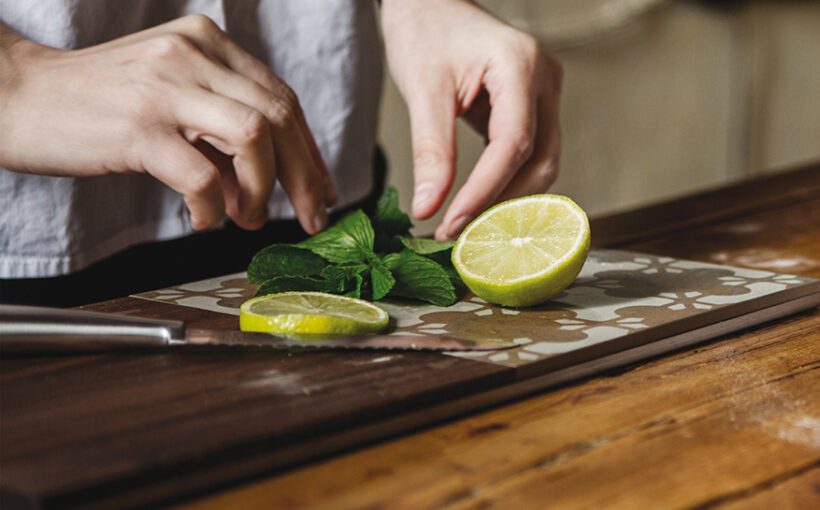 dettaglio lifestyle limone e menta sul tagliere