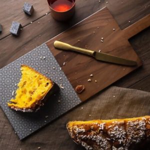 dettaglio lifestyle del tagliere legno e azzurro con una fetta di focaccia