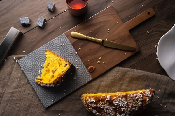 dettaglio lifestyle del tagliere legno e azzurro con una fetta di focaccia
