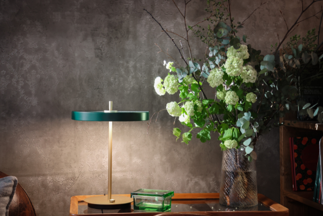 lampada e vaso di fiori